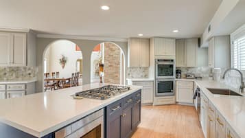 ํ์ฐ์ค (5 Bedrooms) | ๋ด๋ถ