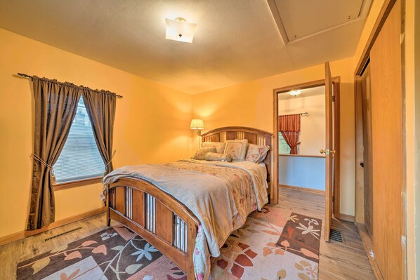 3 bedrooms, desk, laptop workspace, iron/ironing board