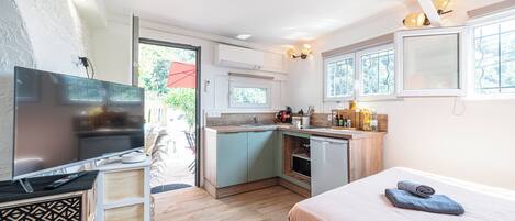 1 Schlafzimmer, Zimmersafe, Schreibtisch, Bügeleisen/Bügelbrett
