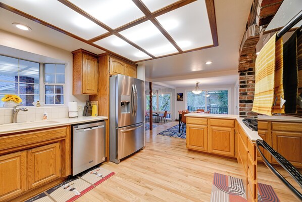 House (4 Bedrooms) | Interior - Spacious Grants Pass Home w/ Hot Tub & Views! (Grants Pass)