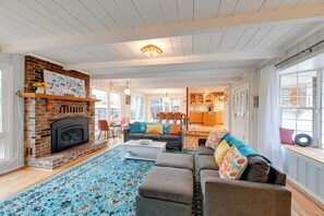 House (4 Bedrooms) | Interior - Spacious Grants Pass Home w/ Hot Tub & Views! (Grants Pass)