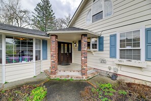 Interior - Spacious Grants Pass Home w/ Hot Tub & Views! (Grants Pass)