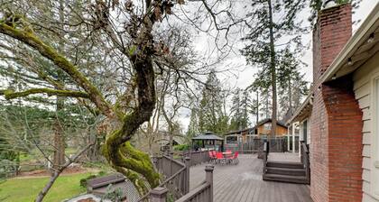 Spacious Grants Pass Home w/ Hot Tub & Views!