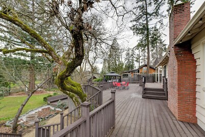 Spacious Grants Pass Home w/ Hot Tub & Views!