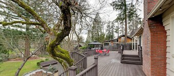 Spacious Grants Pass Home w/ Hot Tub & Views!