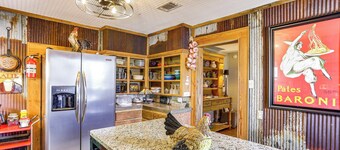 Historic 'hardy House' on Main Street w/ Fire Pit!