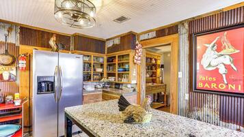 House (5 Bedrooms) | Interior