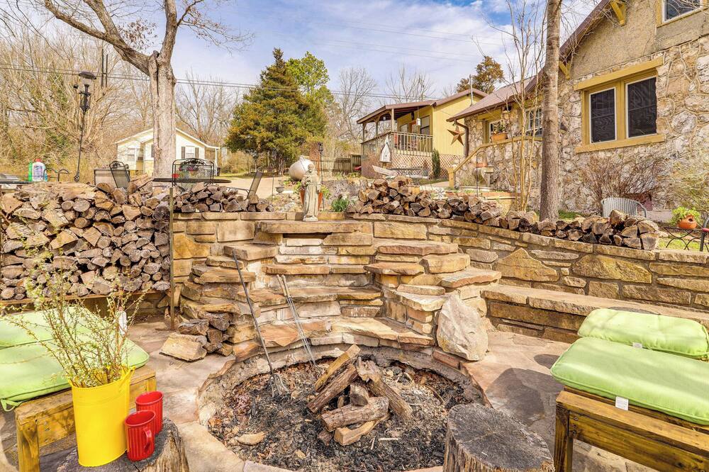 Historic 'hardy House' on Main Street w/ Fire Pit! - Camp