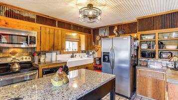 House (5 Bedrooms) | Interior