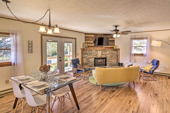 Interior - Quaint Maggie Valley Cabin w/ Smoky Mountain Views (Maggie Valley)