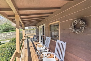 Terrace/patio - Quaint Maggie Valley Cabin w/ Smoky Mountain Views (Maggie Valley)