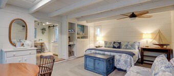 帶釣魚碼頭和日落景觀的南塔克特小屋