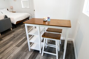 1 bedroom, iron/ironing board, WiFi, bed sheets - Cute Cottage for couple getaway, 3 blocks away from Boardwalk Wildwood (Wildwood)