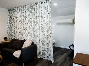 Smart TV - Cute Cottage for couple getaway, 3 blocks away from Boardwalk Wildwood (Wildwood)