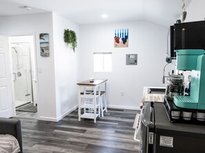 Fridge, microwave, oven, stovetop - Cute Cottage for couple getaway, 3 blocks away from Boardwalk Wildwood (Wildwood)
