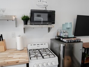 Fridge, microwave, oven, stovetop - Cute Cottage for couple getaway, 3 blocks away from Boardwalk Wildwood (Wildwood)