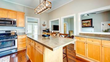 Nhà (2 Bedrooms) | Bếp riêng | Lò vi sóng, lò nướng, bếp nấu, máy rửa bát