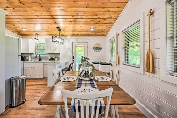 Interior - Broken Bow Retreat w/ Large Yard + Fire Pit! (Broken Bow)