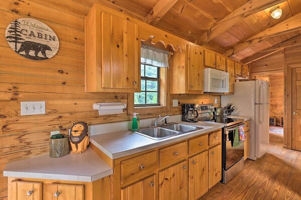 House (1 Bedroom) | Interior - Quaint Log Cabin w/ Views Near West Jefferson (Warrensville)