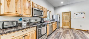 Modern Mtn Home w/ Sports Court, Near Alto Lake!