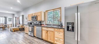 Modern Mtn Home w/ Sports Court, Near Alto Lake!