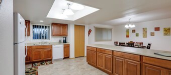 Fairbanks Alaskan Abode ~ 1 Mile to Pioneer Park!