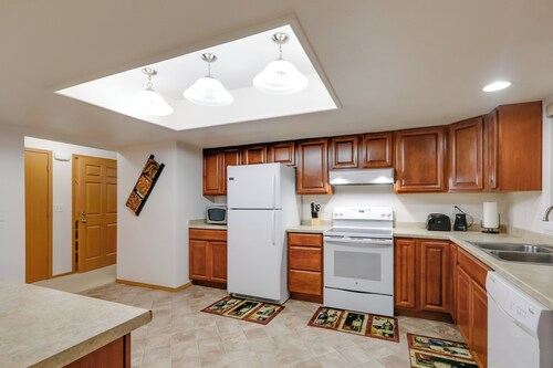 Fairbanks Alaskan Abode ~ 1 Mile to Pioneer Park!