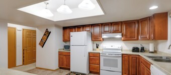 Fairbanks Alaskan Abode ~ 1 Mile to Pioneer Park!