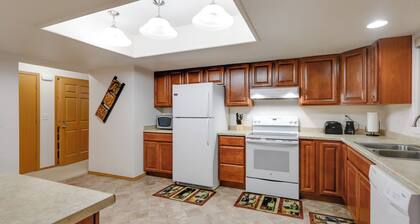 Fairbanks Alaskan Abode ~ 1 Mile to Pioneer Park!