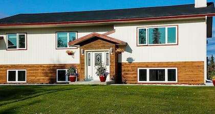 Fairbanks Alaskan Abode ~ 1 Mile to Pioneer Park!