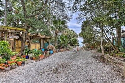 Walk to Coast: Galveston Bay Retreat w/ Grill