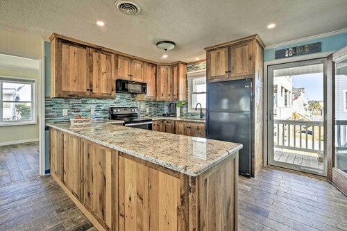 Coastal Home: Walk to Holden Beach!