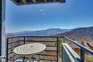 Interior - Studio ~ 3 Mi to Great Smoky Mountain Nat'l Park! (Gatlinburg)