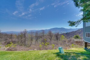 Interior - Studio ~ 3 Mi to Great Smoky Mountain Nat'l Park! (Gatlinburg)