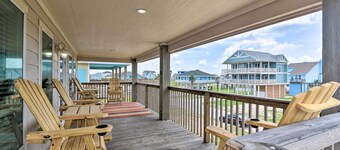 Private Beach Access: Coastal Freeport Home!