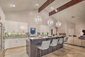 House (5 Bedrooms) | Interior