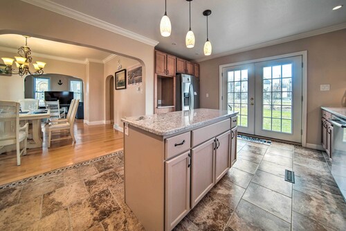 1 Block to Bridge Street: Lake Erie Vacation Home!