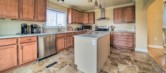 1 Block to Bridge Street: Lake Erie Vacation Home!