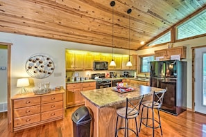 House (5 Bedrooms) | Private kitchen | Microwave, oven, stovetop, dishwasher - Charming Getaway w/ Lake Cumberland Views! (Albany)