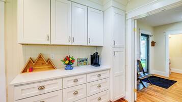 House (5 Bedrooms) | Interior