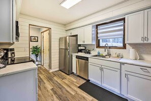 House (2 Bedrooms) | Interior - Holiday Island Home: Mountain View + Hot Tub! (Eureka Springs)