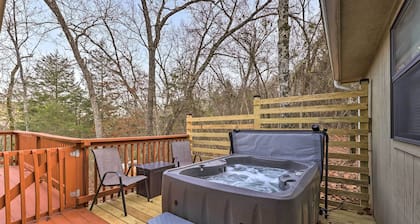 Holiday Island Home: Mountain View + Hot Tub!