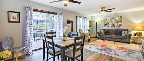 Casa (2 Bedrooms) | Área de sala de estar | Televisión, chimenea, tenis de mesa y libros