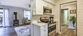 Holiday Island Home: Mountain View + Hot Tub!