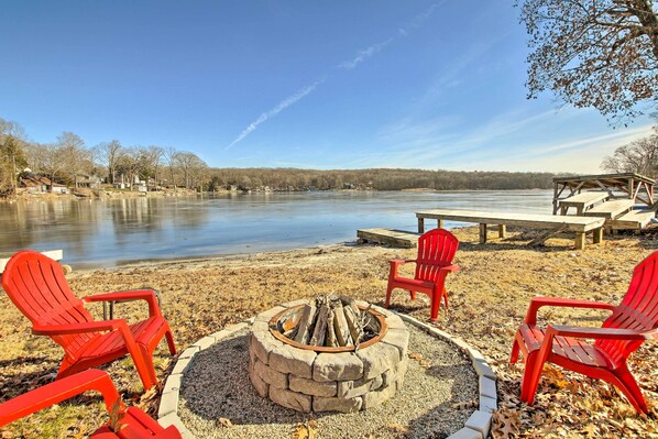 Terrace/patio - Cozy Lakefront Cottage w/ Fire Pit, Grill & Views! (Coventry)
