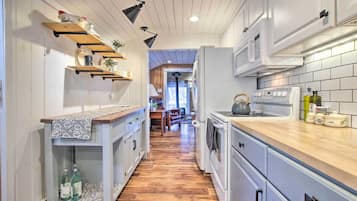 Cottage (1 Bedroom) | Private kitchen | Microwave, oven, stovetop, cookware/dishes/utensils