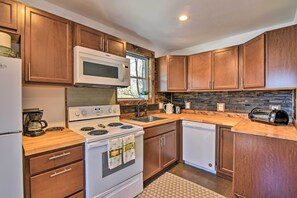 House (2 Bedrooms) | Private kitchen | Microwave, oven, stovetop, dishwasher - Pet-friendly Fair Play Getaway w/ Boat Dock! (Fair Play)