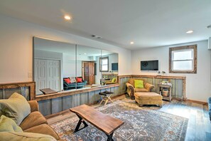 บ้านพัก (2 Bedrooms) | บริเวณนั่งเล่น | ทีวี, เตาผิง, แท่นต่อ iPod