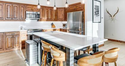 Mountain-view Condo in the Heart of Edwards!