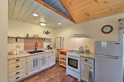 Quiet Country Escape: Fire Pit, Fish On-site!